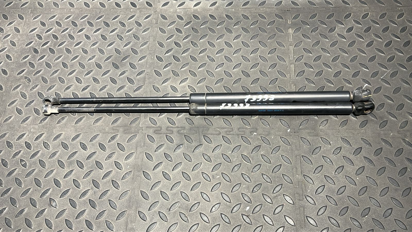 Амортизатор двери багажника Volkswagen Golf/4 1997-2006