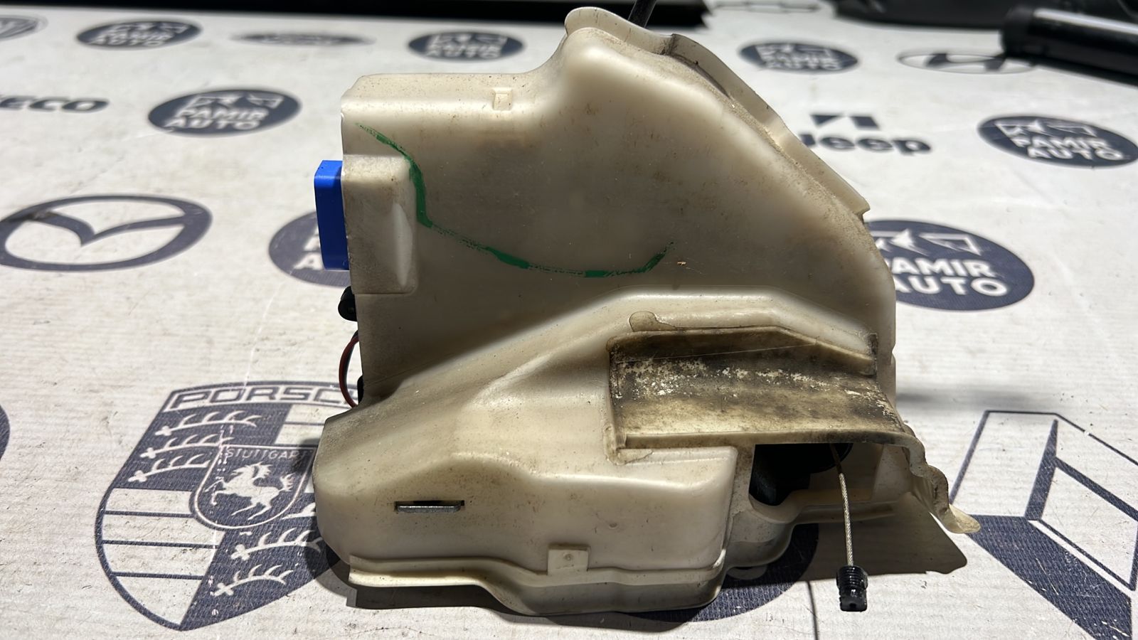 Замок двери передний левый Volkswagen Golf/5 2003-2009