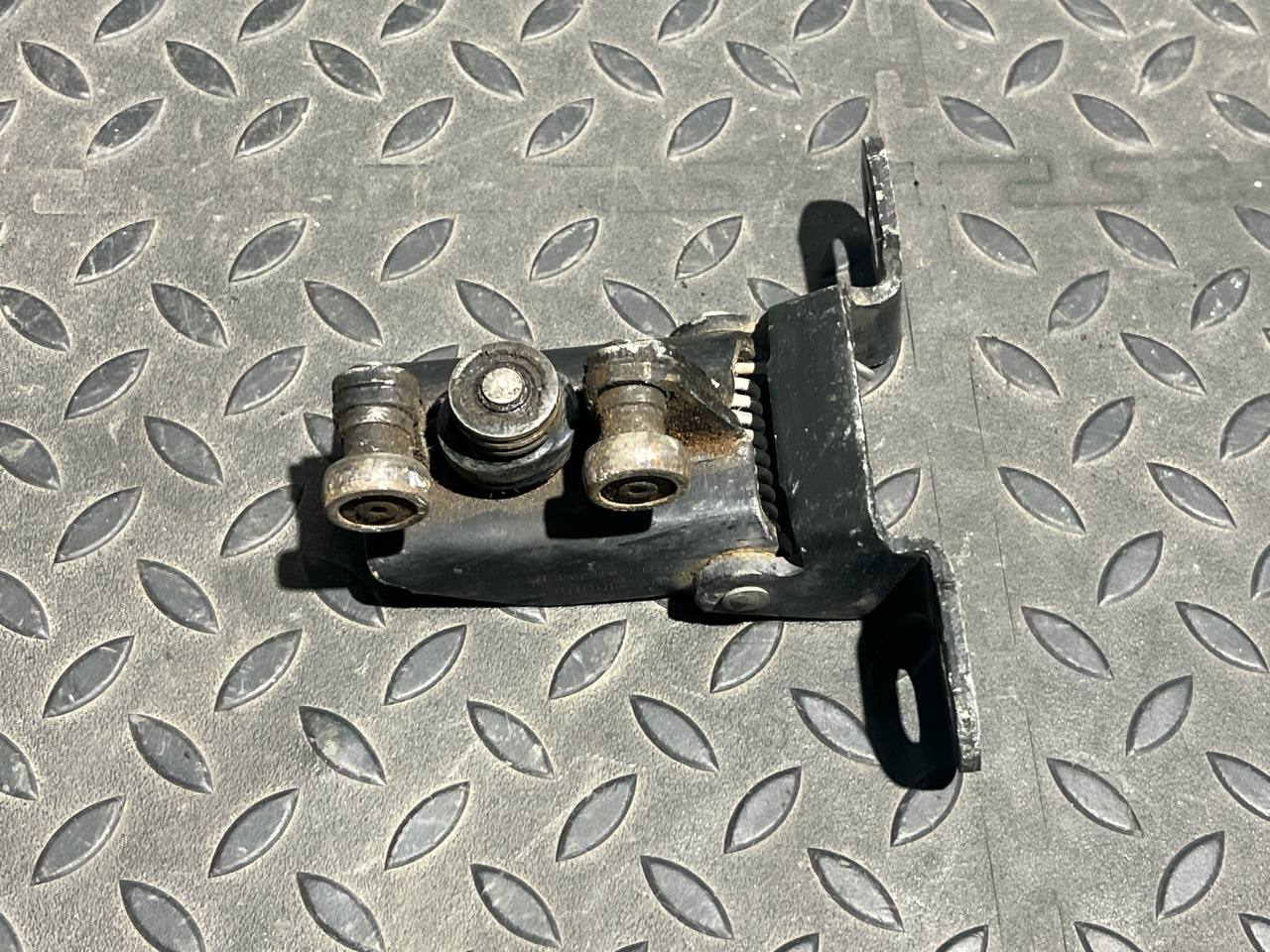 Ролик двери сдвижной правый средний Ford Transit 2006-2013