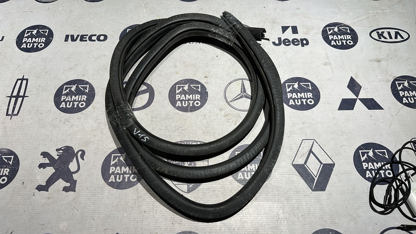 Уплотнитель двери задний Ford Focus 1998-2007