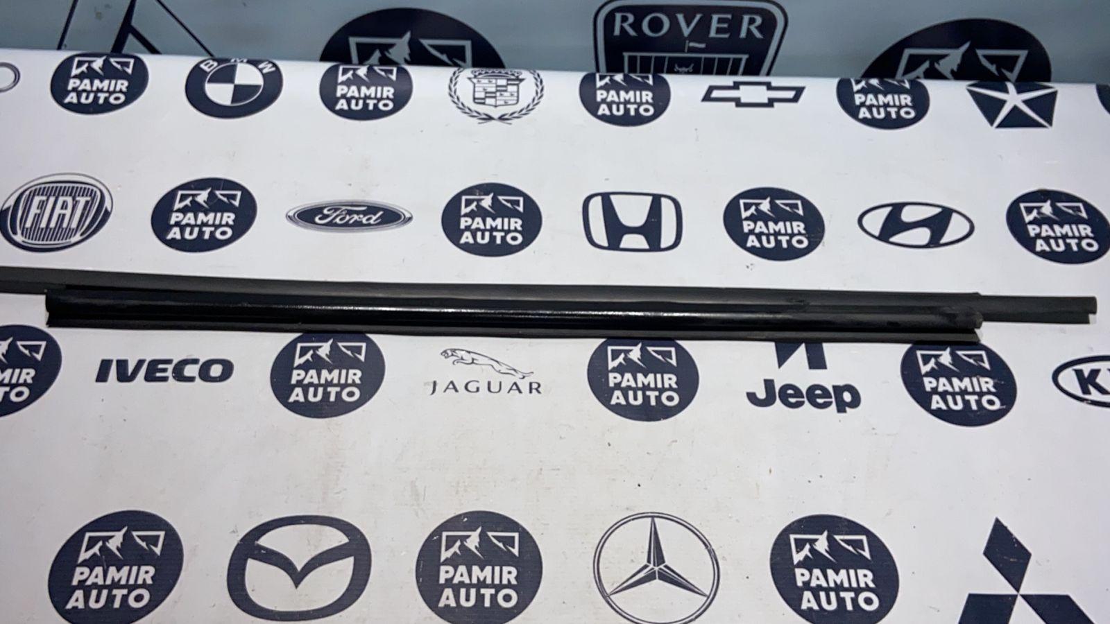 Уплотнитель двери передний левый Opel Zafira/B 2005-2014