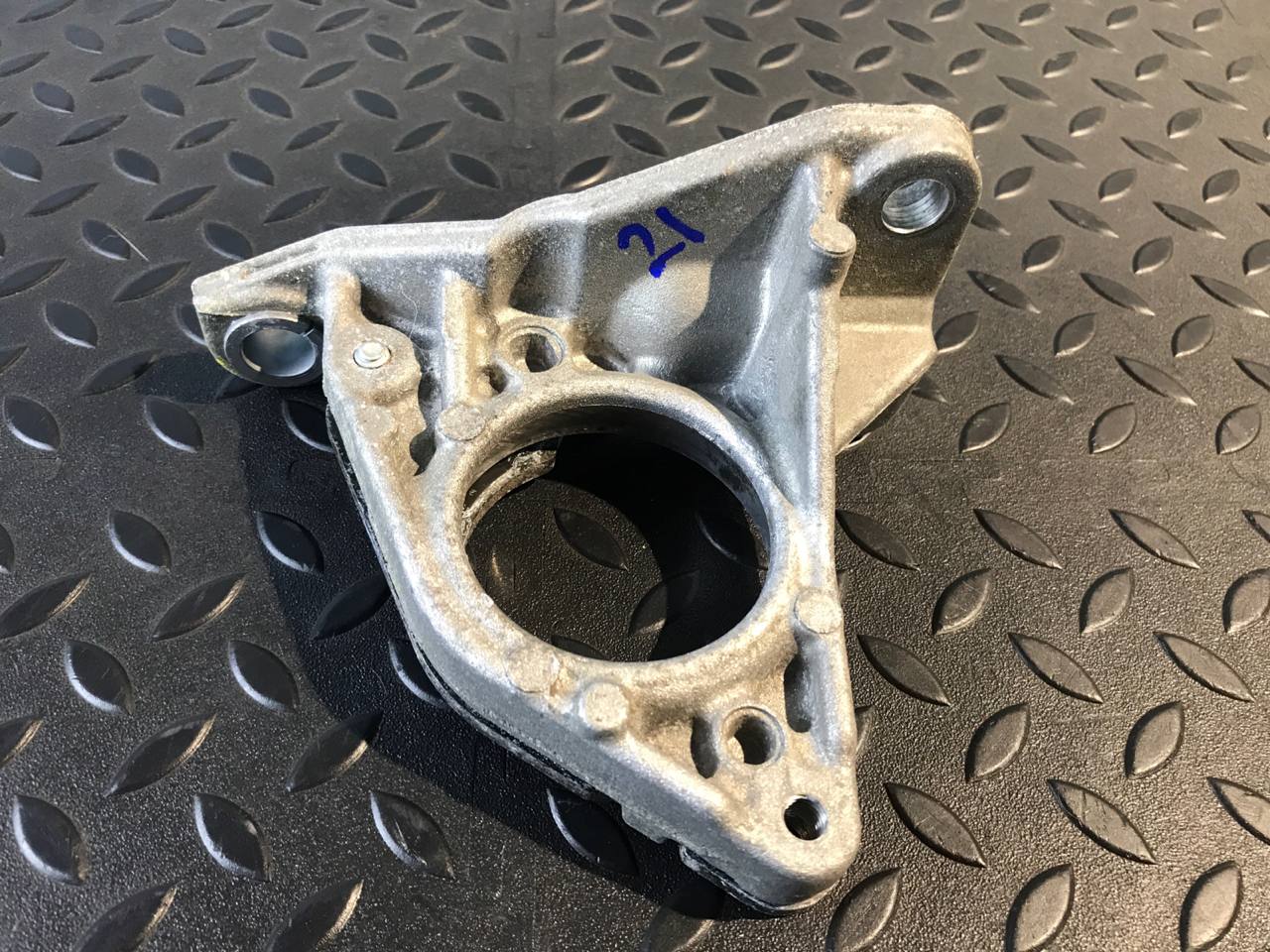 Кронштейн полуоси Renault Megane/2 2002-2009