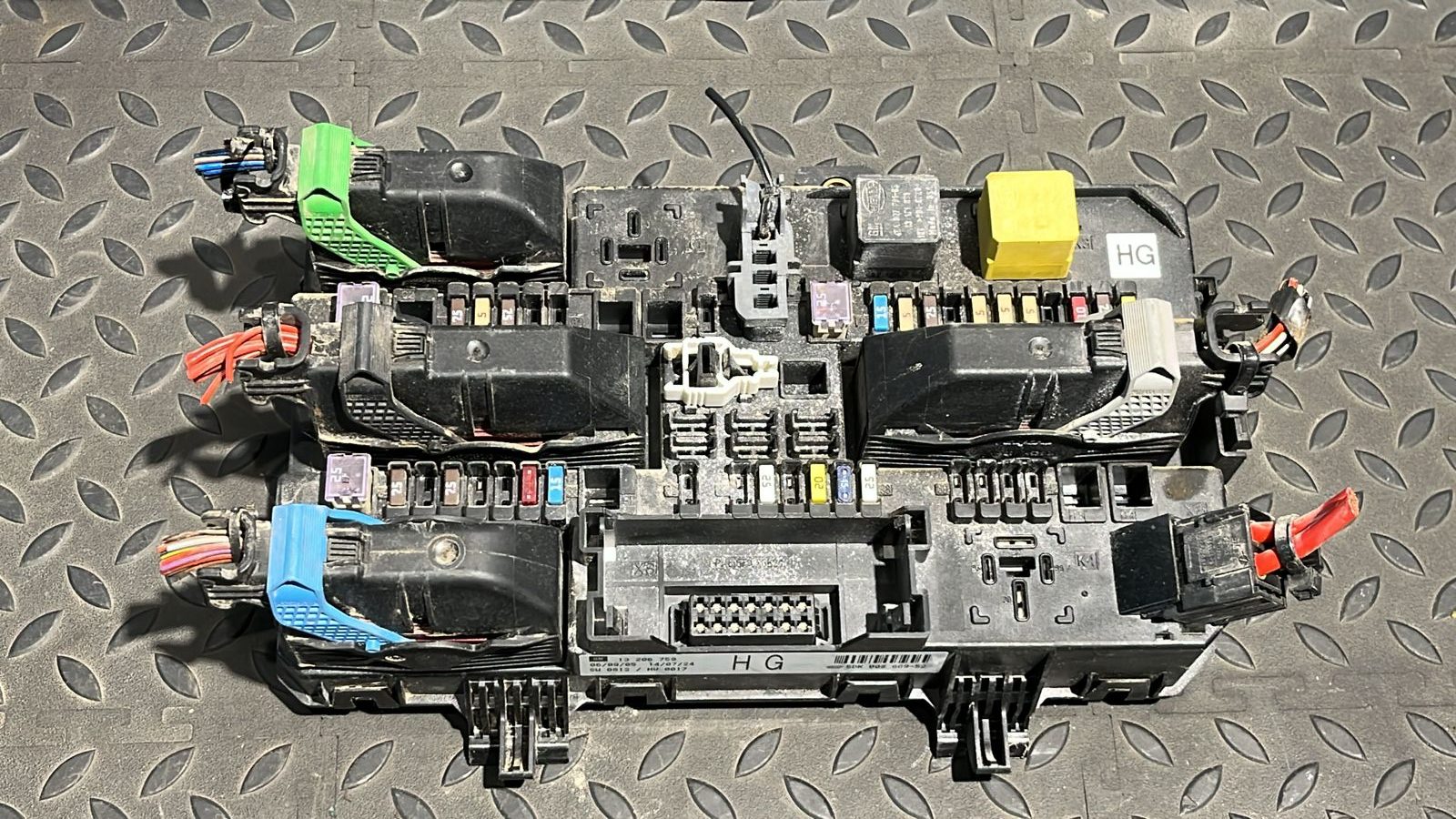 Блок предохранителей Opel Zafira/B 2005-2014