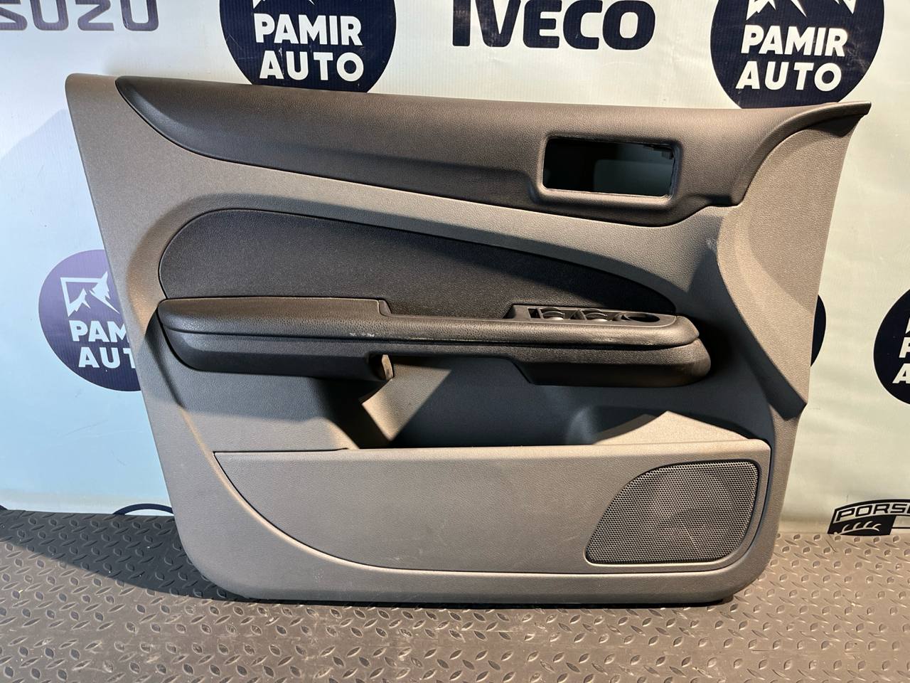 Обшивка двери передняя левая Ford Focus/2 2004-2011