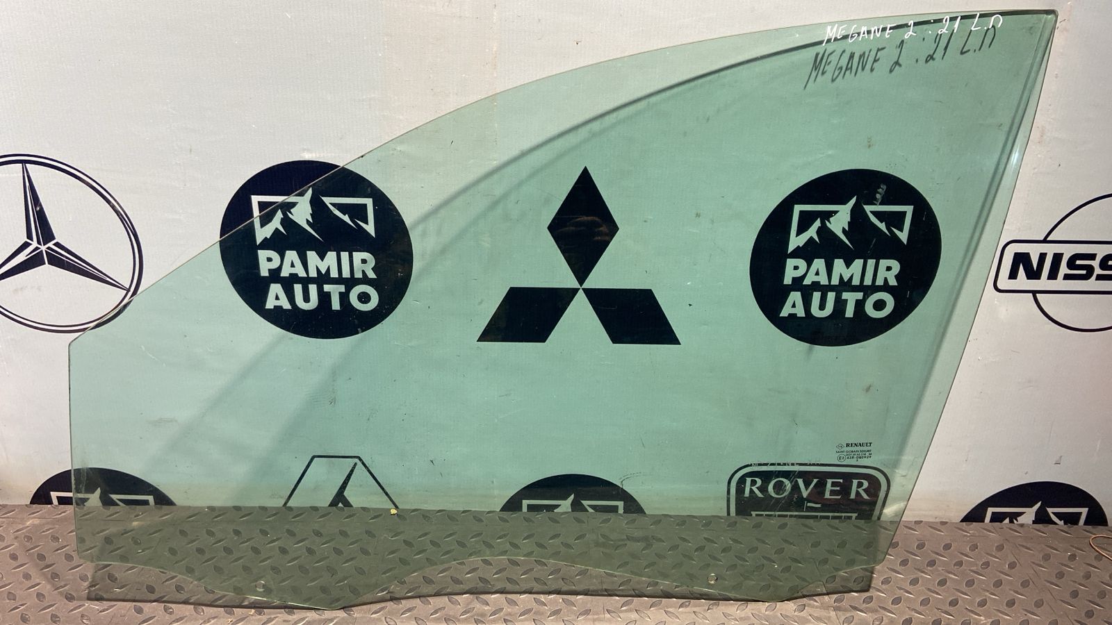 Стекло двери переднее левое Renault Megane/2 2002-2009