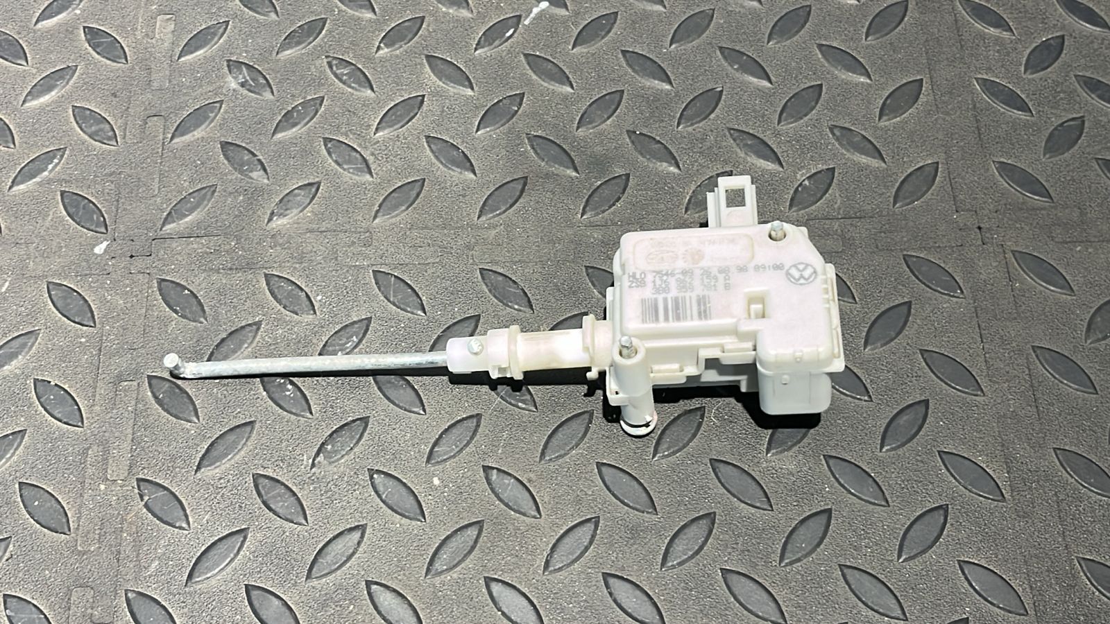 Активатор замка крышки багажника Volkswagen Golf/4 1997-2006