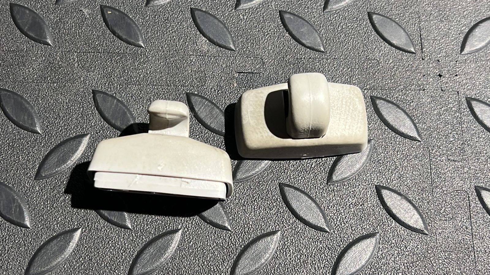 Крючок солнцезащитного козырька Ford Galaxy 1995-2006