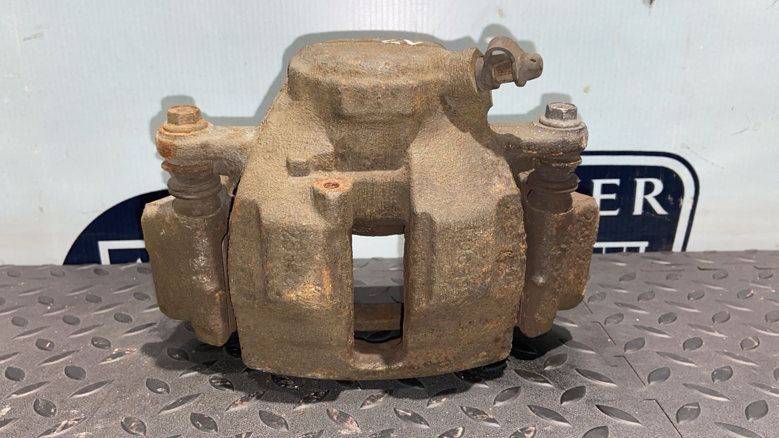 Суппорт передний правый Mercedes C/W203 2000-2008