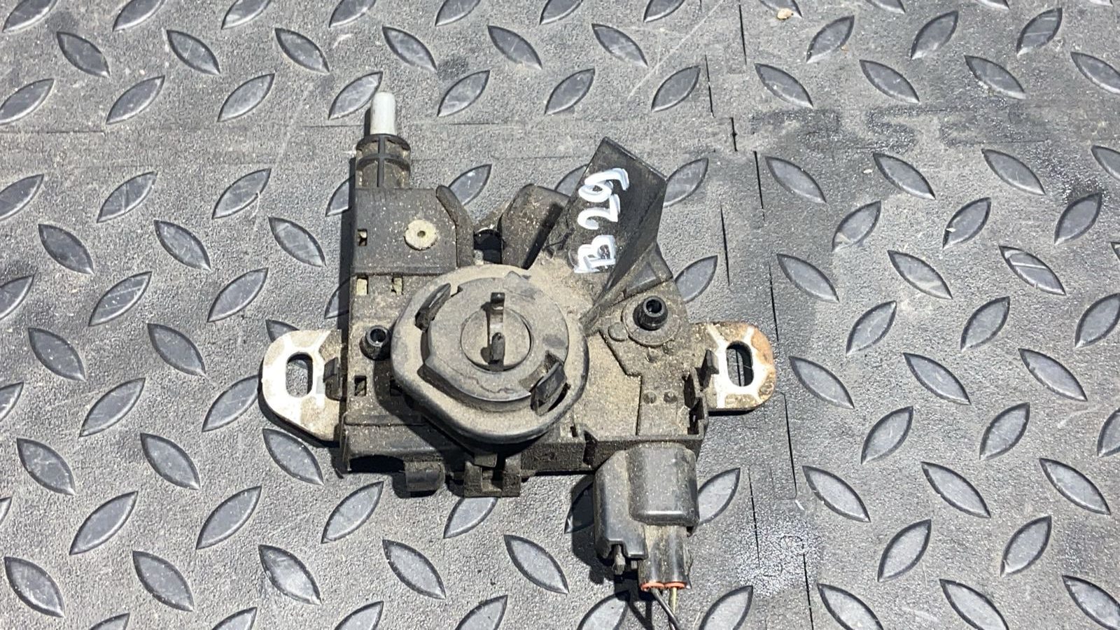 Замок капота Ford Focus/2 2004-2011