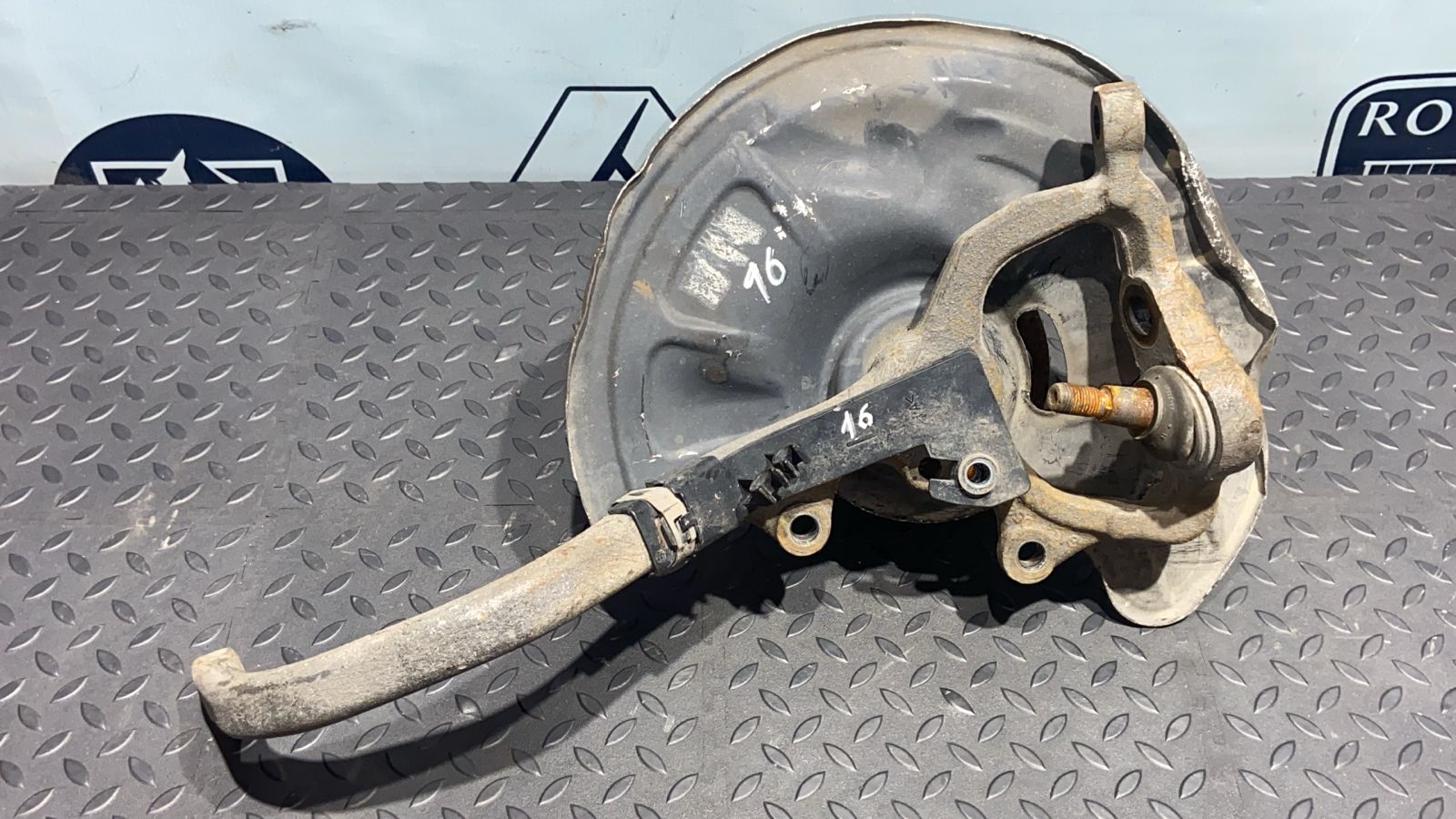 Кулак поворотный передний левый Mercedes E/W211 2002-2009