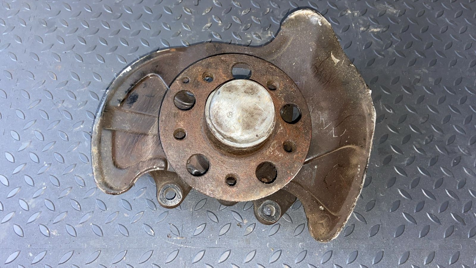 Кулак поворотный передний правый Mercedes C/W203 2000-2008