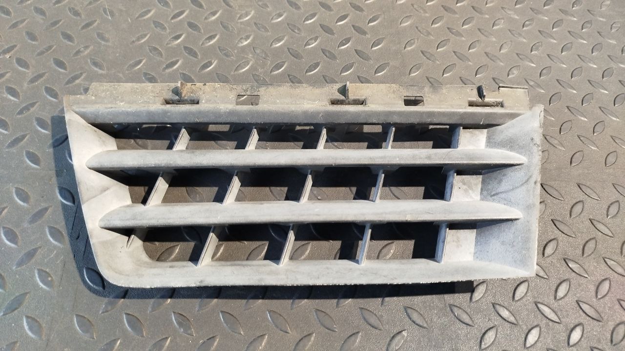 Решетка радиатора левая Renault Scenic/2 2003-2009