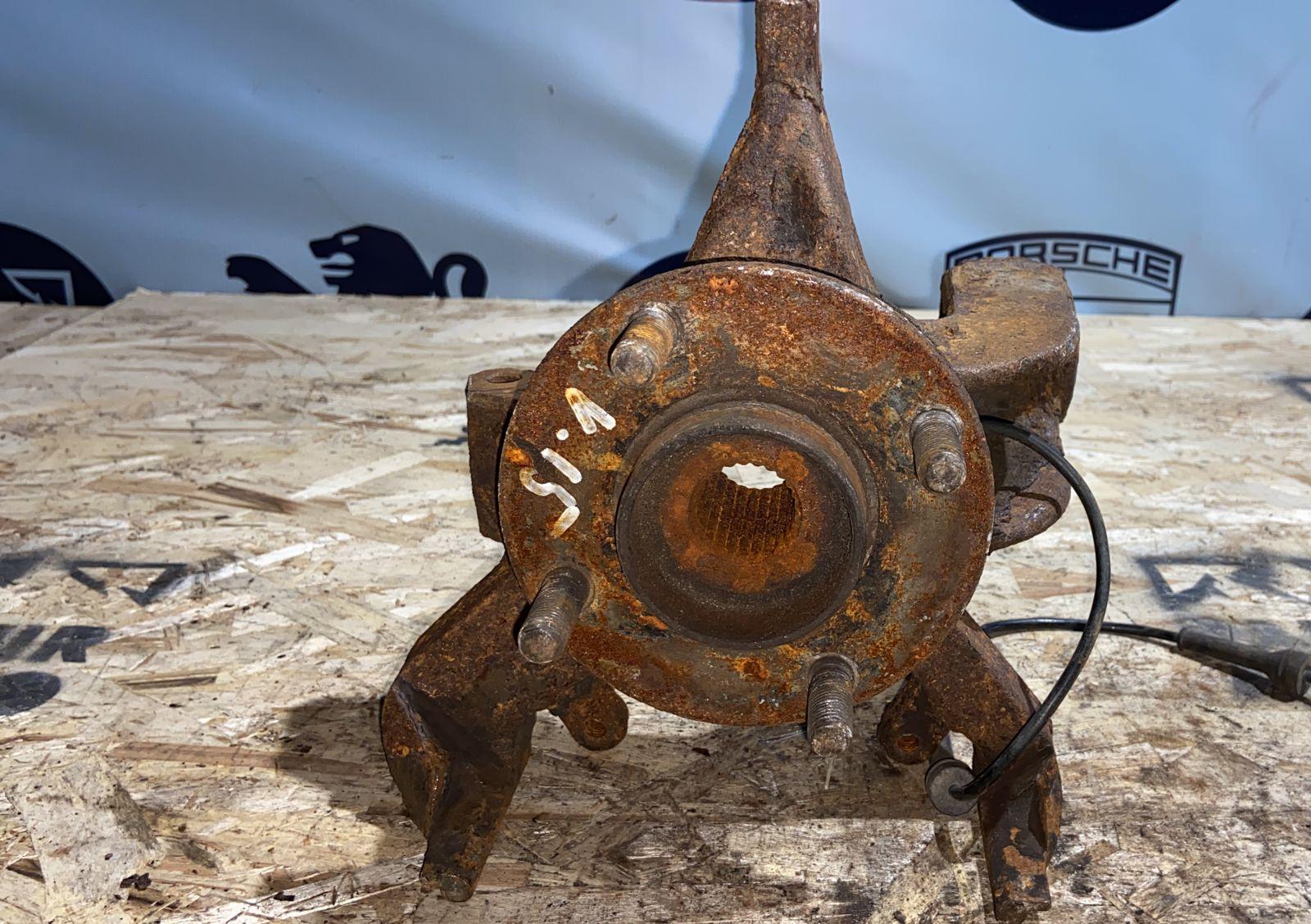 Кулак поворотный передний правый Ford Focus 1998-2007