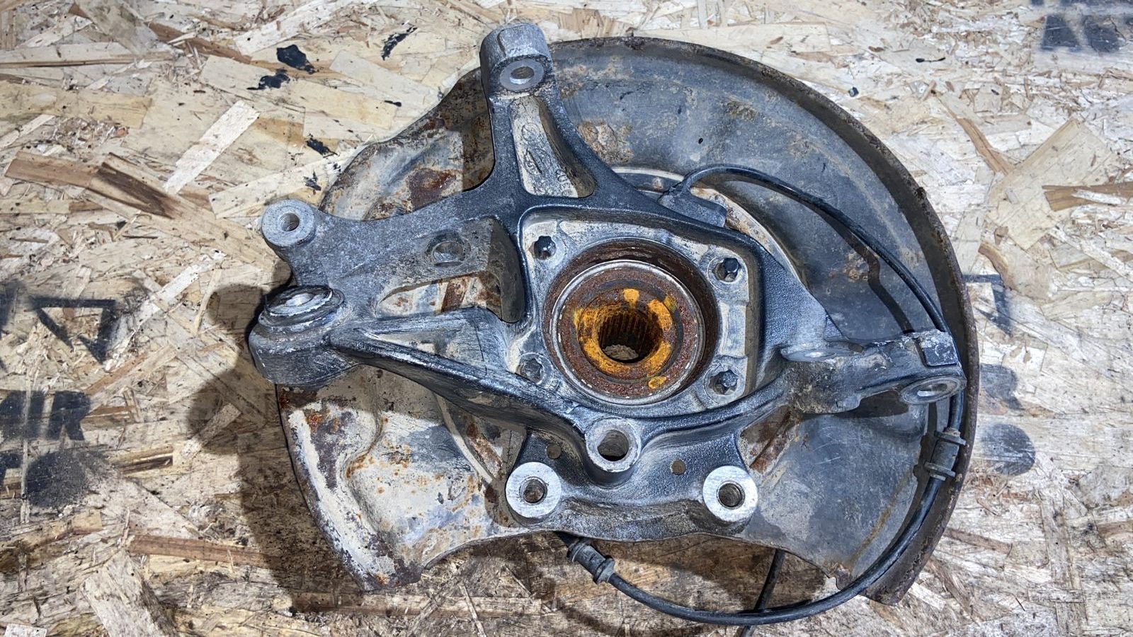 Кулак поворотный задний левый Mercedes E/W211 2002-2009