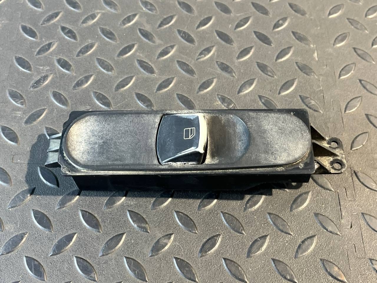 Кнопка стеклоподъемника передняя левая Mercedes Vito/W639 2003-2014