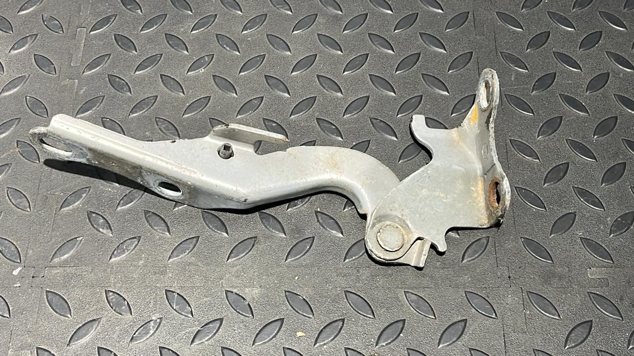 Петля капота правая Toyota Avensis/2 2003-2009