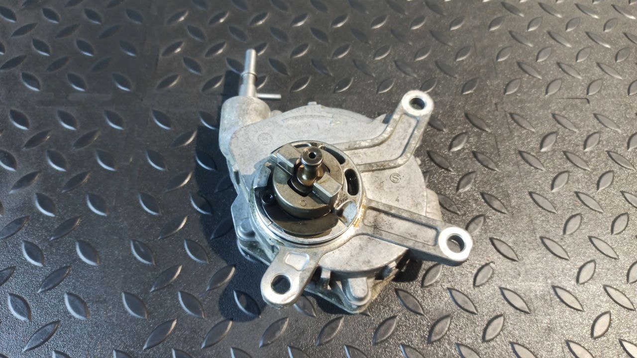 Насос вакуумный Toyota Avensis/2 2003-2009