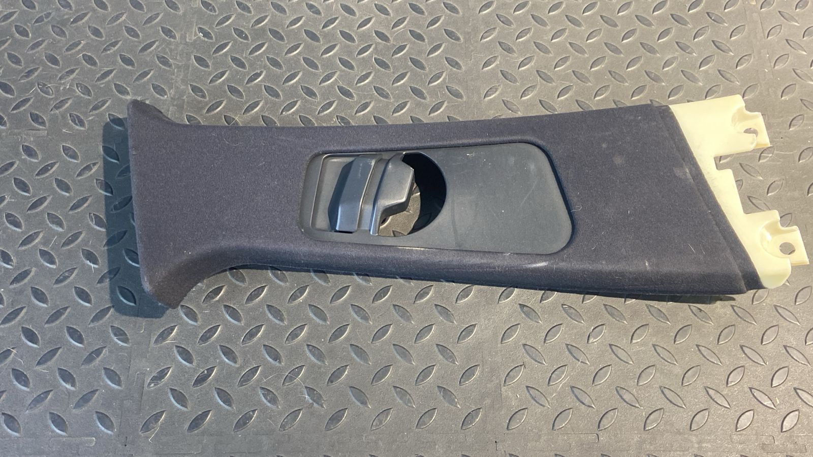 Обшивка стойки центральная правая BMW 3/E46 1998-2007