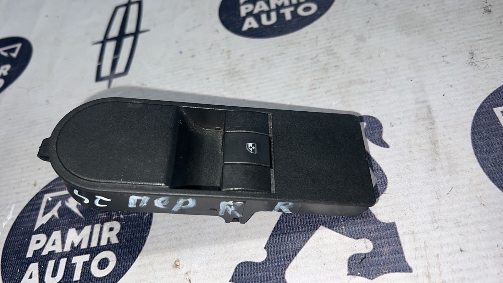 Кнопка стеклоподъемника передняя правая Opel Astra/H 2004-2014