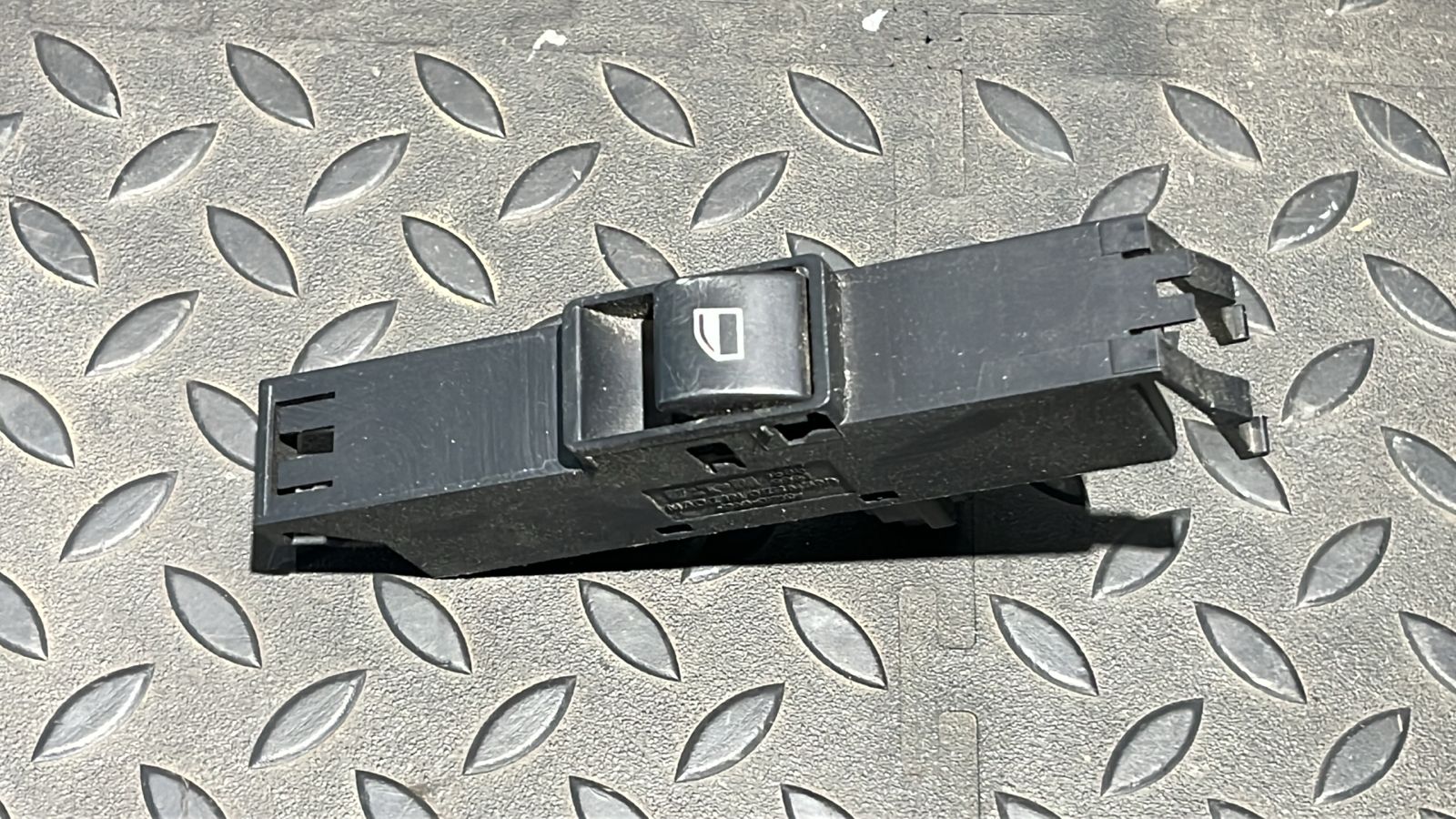 Кнопка стеклоподъемника передняя BMW 3/E46 1998-2007