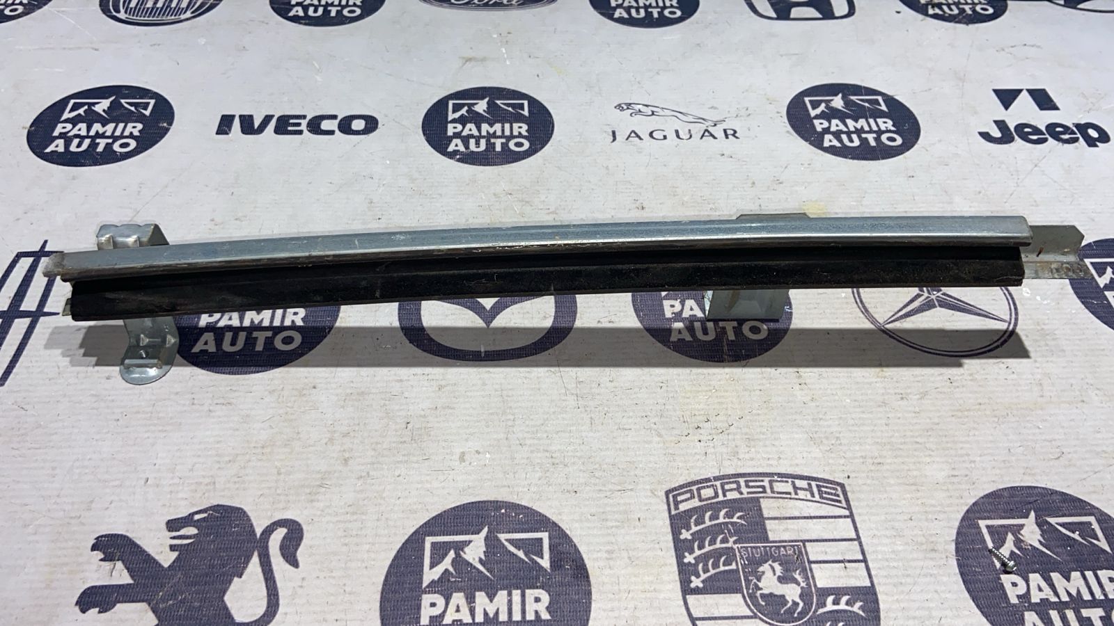 Направляющая стекла двери передняя правая Ford Transit 2000-2006