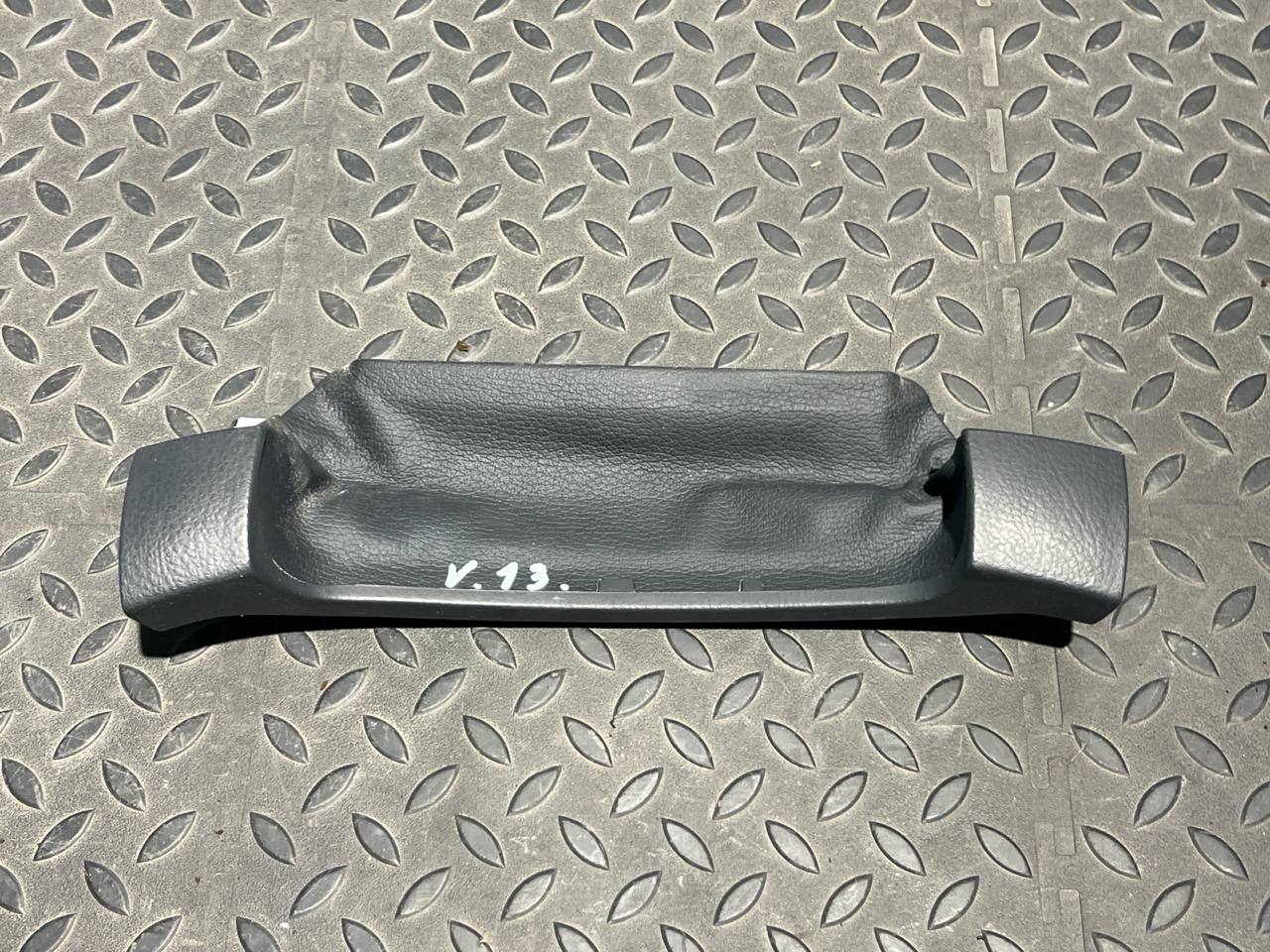 Кожух рулевой колонки нижний Toyota Avensis/2 2003-2009