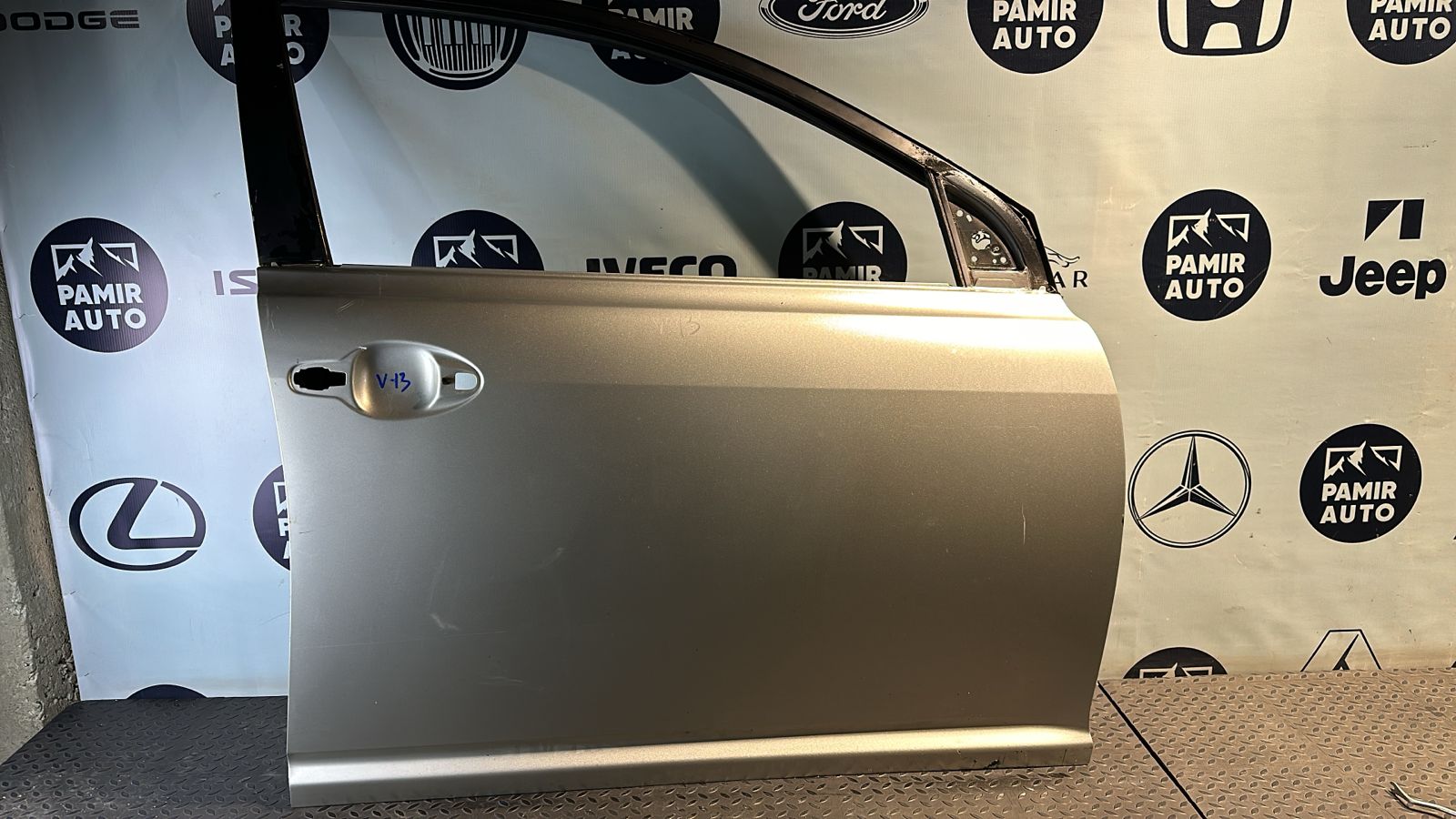 Дверь передняя правая Toyota Avensis/2 2003-2009