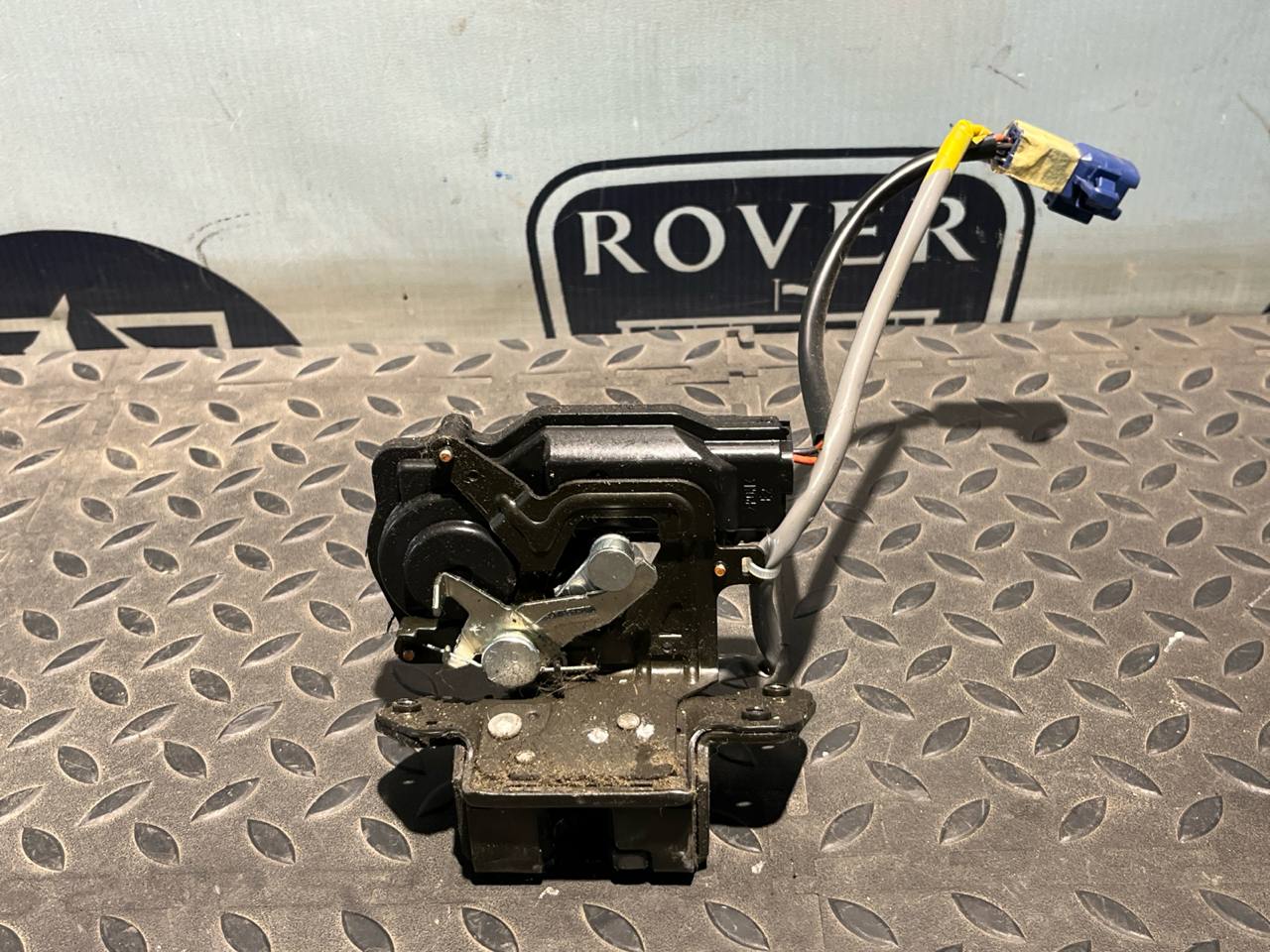 Замок двери багажника Toyota Avensis/2 2003-2009