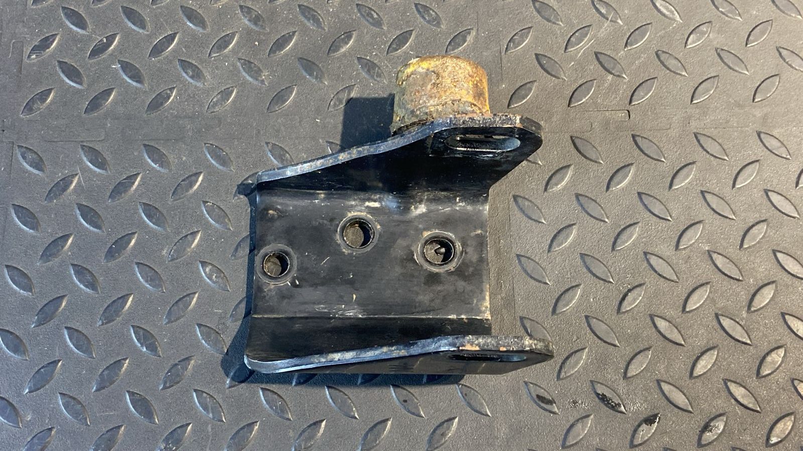 Кронштейн опоры двигателя Toyota Avensis/2 2003-2009