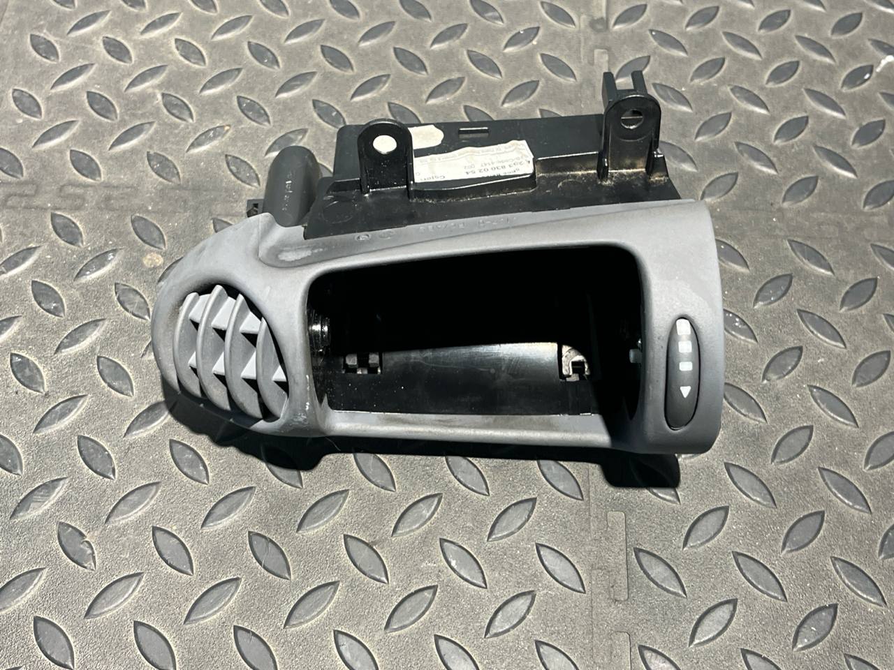 Дефлектор воздушный правый Mercedes C/W203 2000-2008