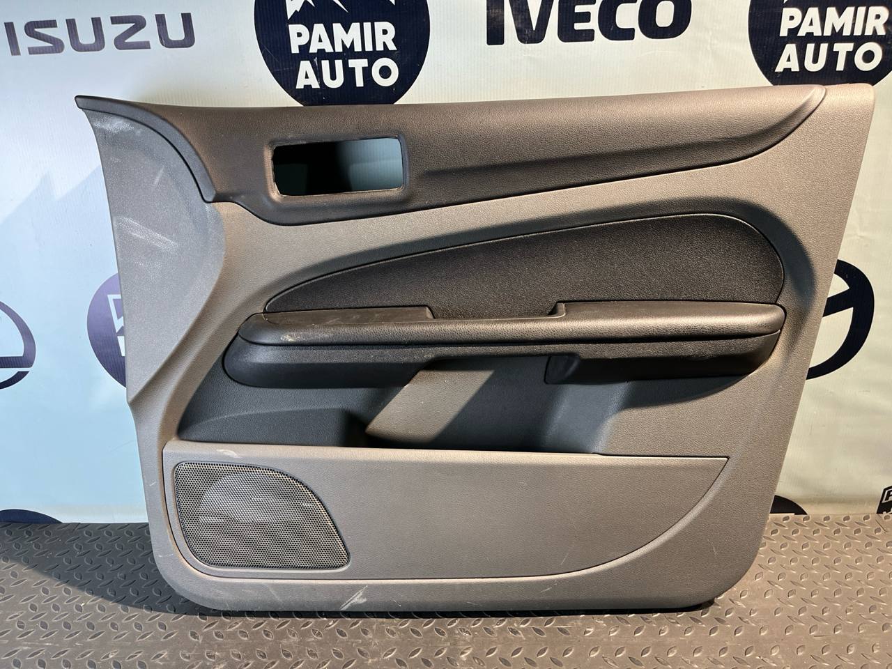 Обшивка двери передняя правая Ford Focus/2 2004-2011