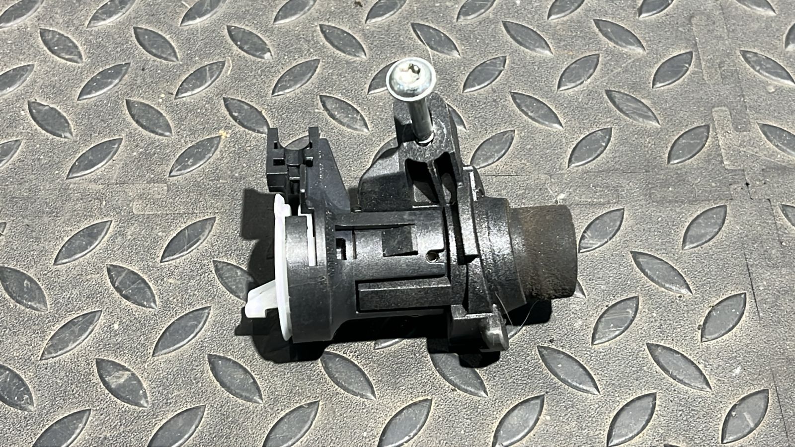 Личинка замка багажника Mercedes C/W204 2006-2015