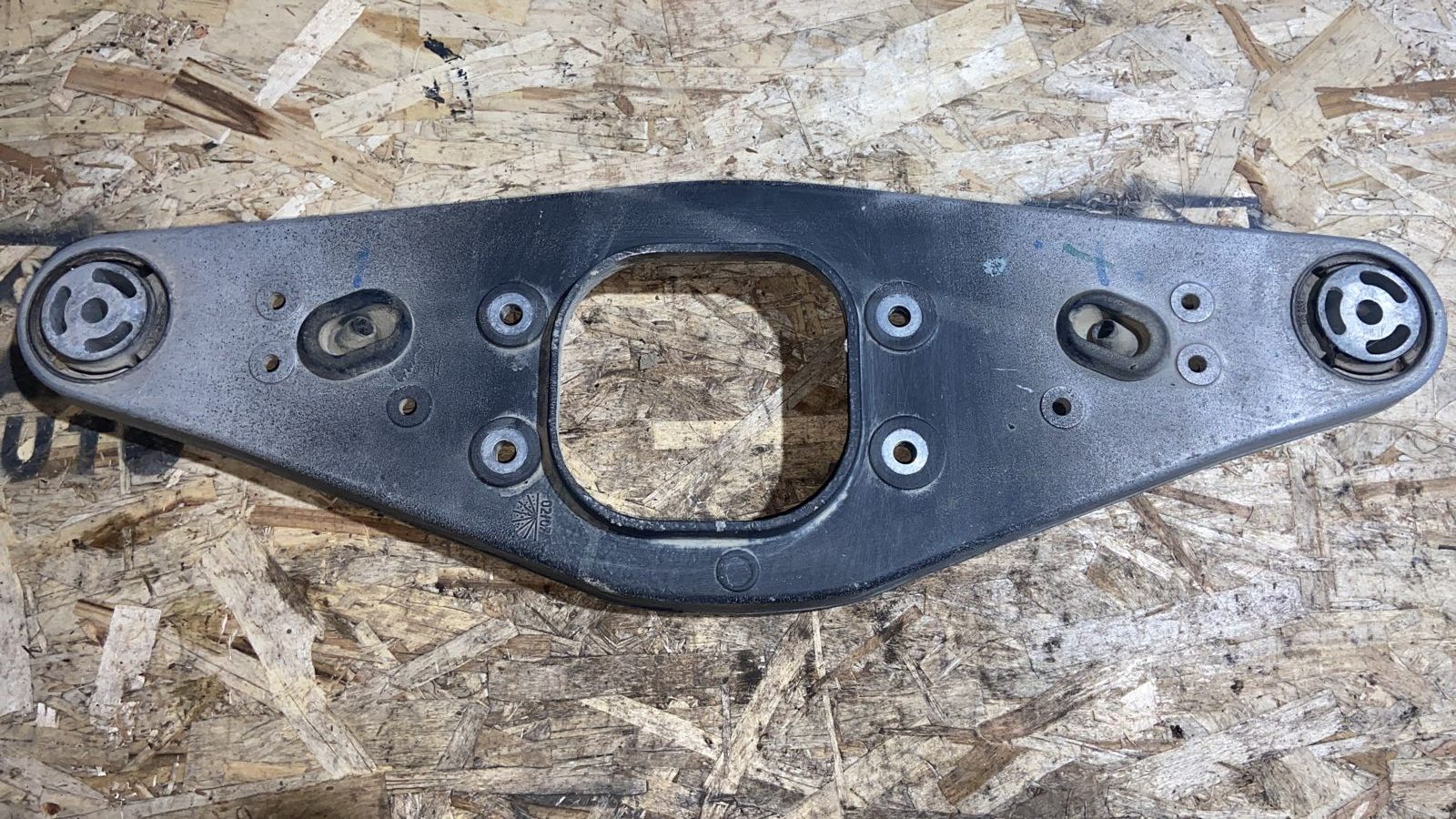 Кронштейн редуктора Mercedes E/W211 2002-2009