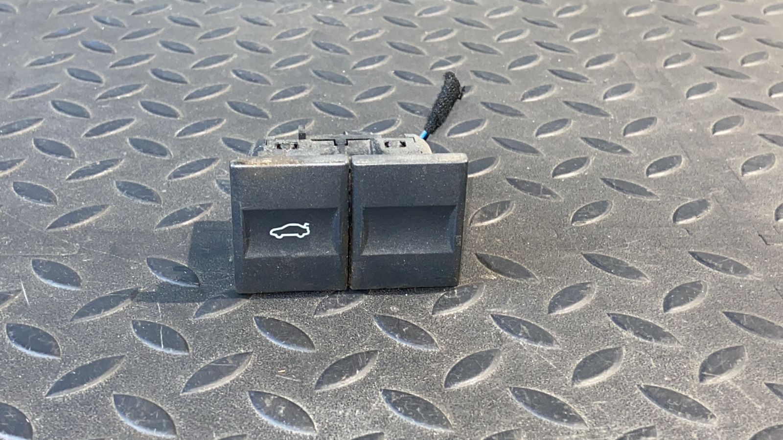 Кнопка открывания багажника Ford Mondeo/3 2000-2007