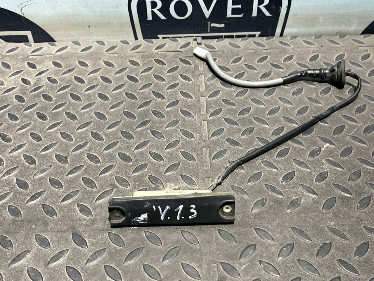 Кнопка открывания багажника Toyota Avensis/2 2003-2009