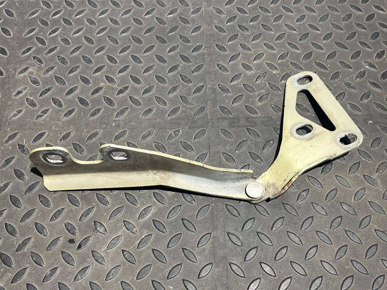 Петля капота левая Opel Astra/H 2004-2014