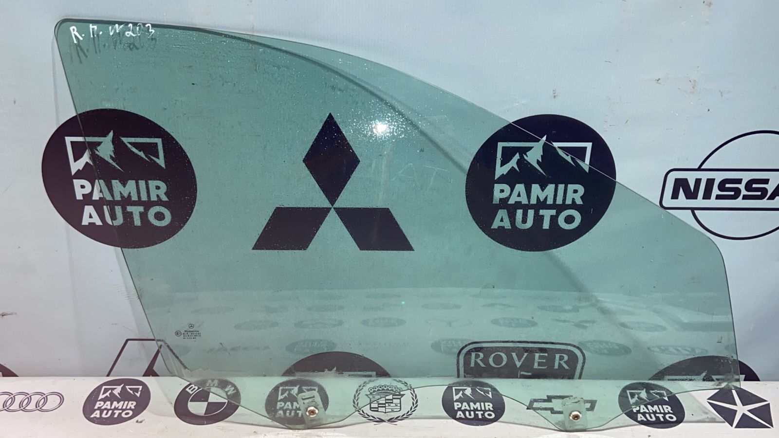 Стекло двери переднее правое Mercedes C/W203 2000-2008