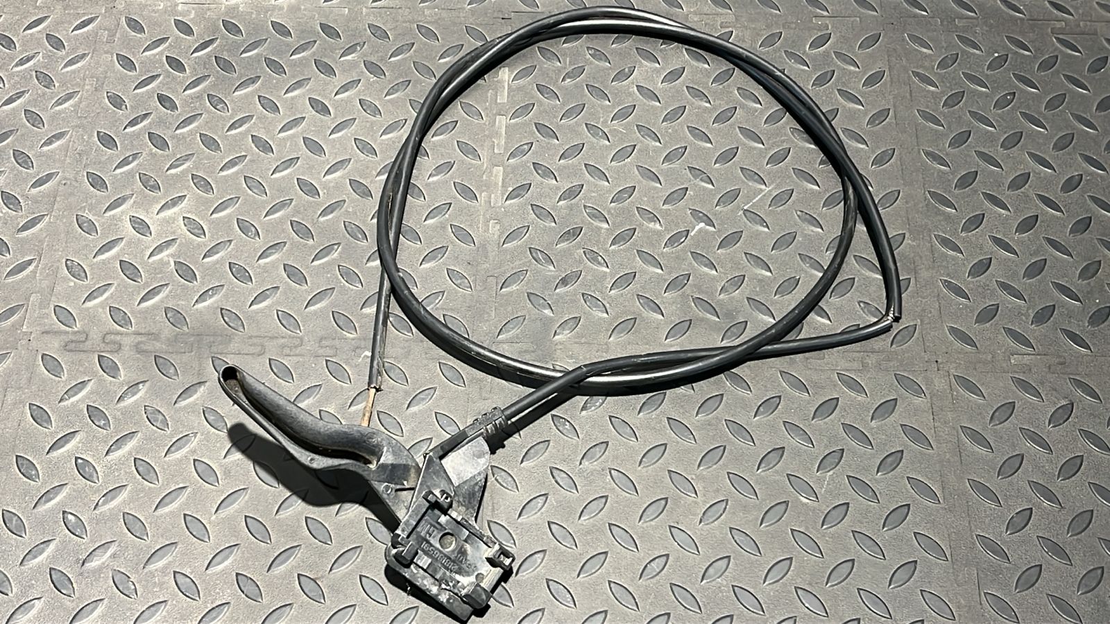 Ручка открывания капота Opel Astra/H 2004-2014