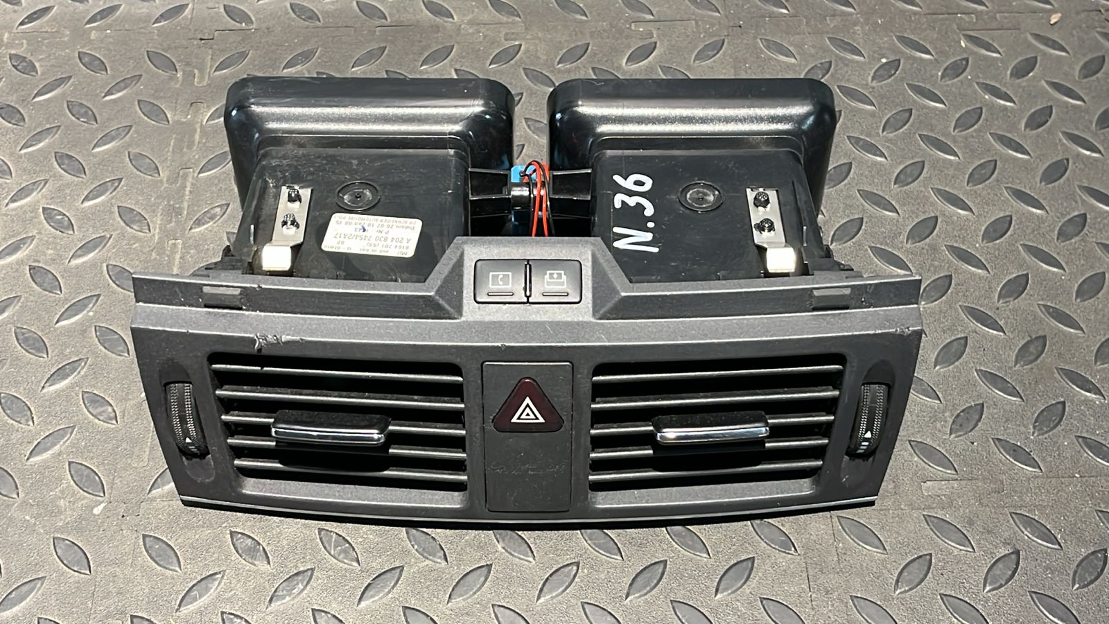 Дефлектор воздушный центральный Mercedes C/W204 2006-2015