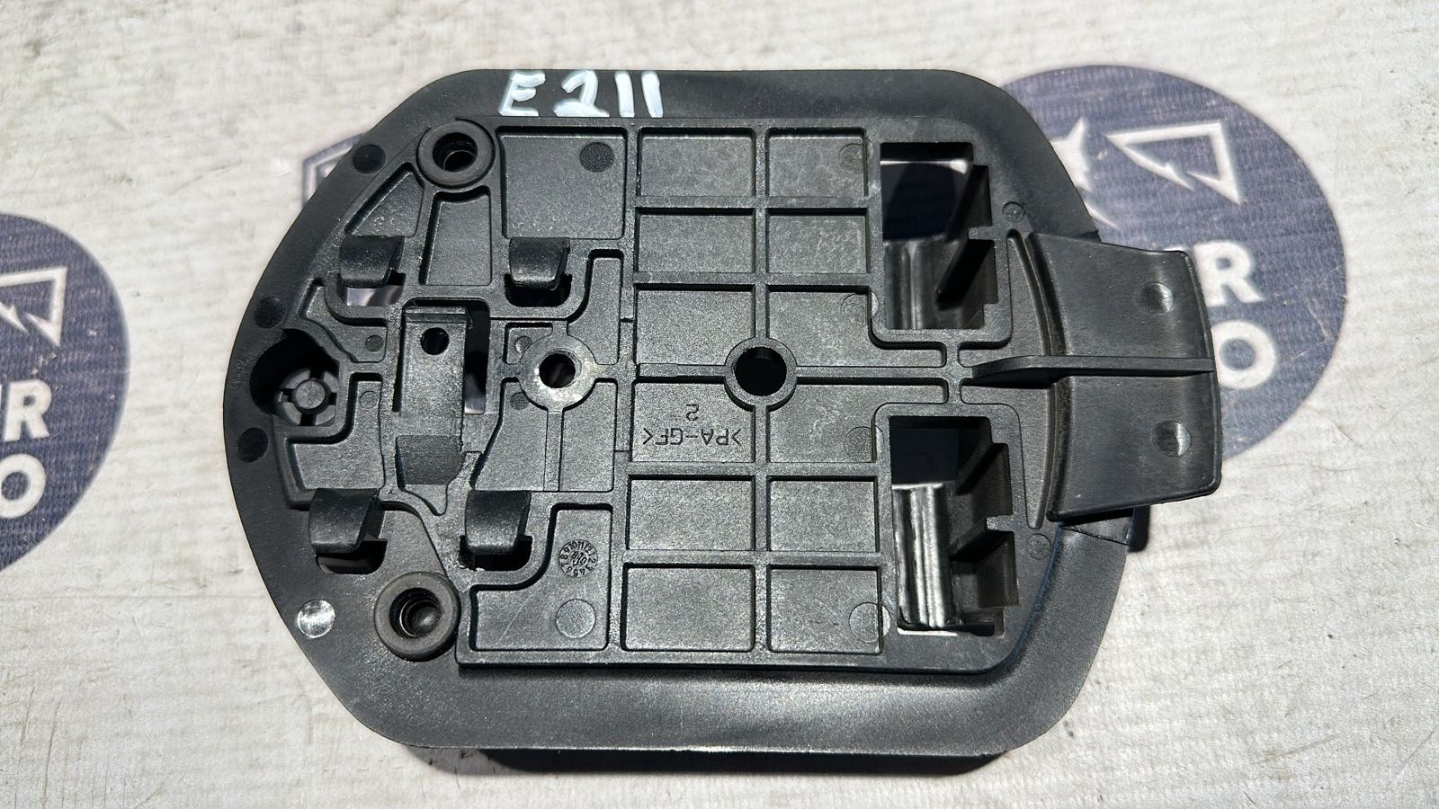 Кронштейн знака аварийной остановки Mercedes E/W211 2002-2009