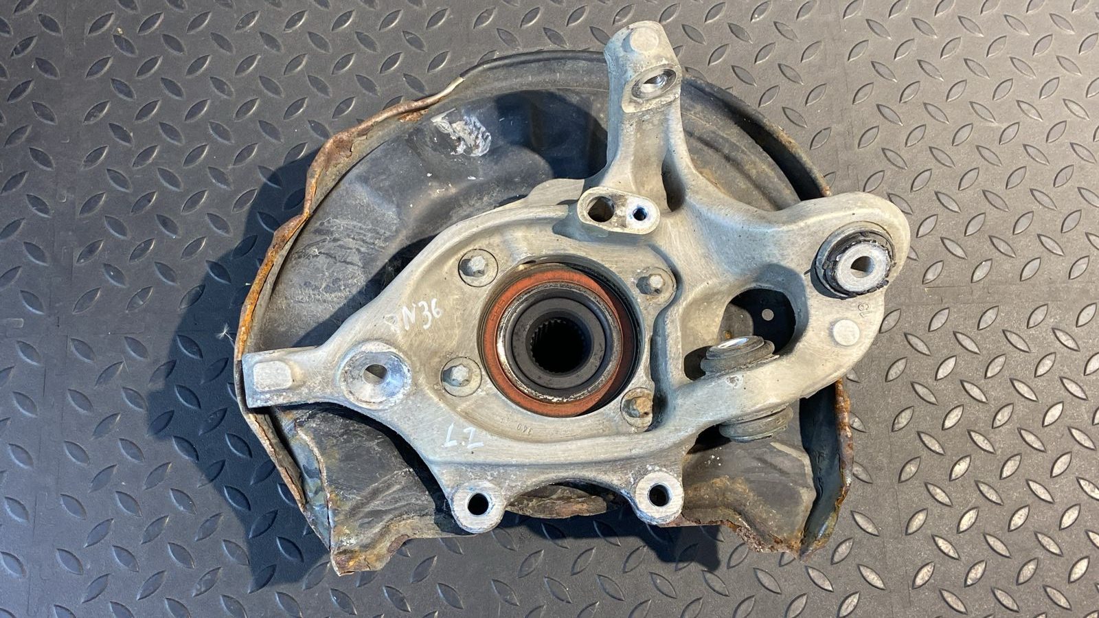 Кулак поворотный задний левый Mercedes C/W204 2006-2015