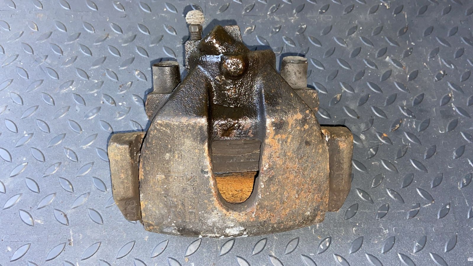 Суппорт передний правый Ford Focus/2 2004-2011