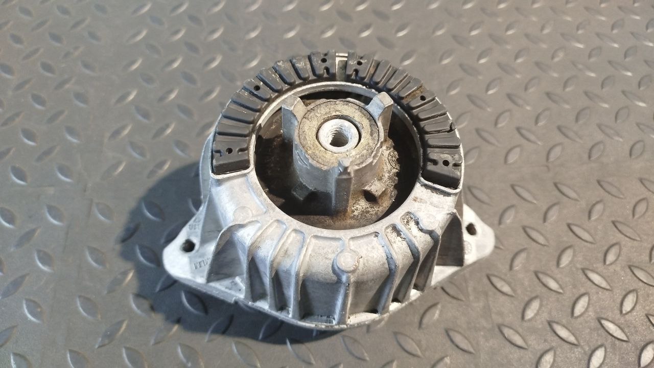 Опора двигателя Mercedes C/W204 2006-2015