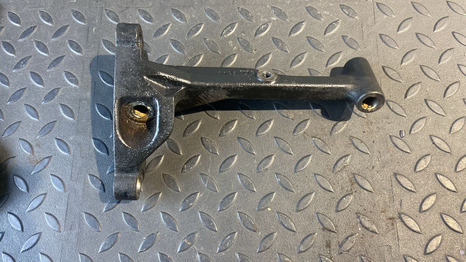 Кронштейн двигателя Toyota Avensis/2 2003-2009