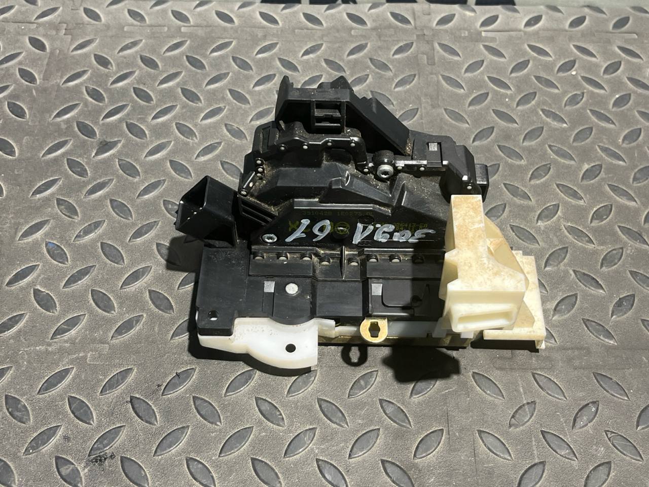 Замок двери задний левый Ford Mondeo/3 2000-2007