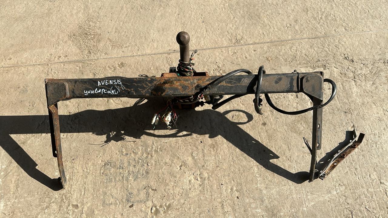 Фаркоп Toyota Avensis/2 2003-2009