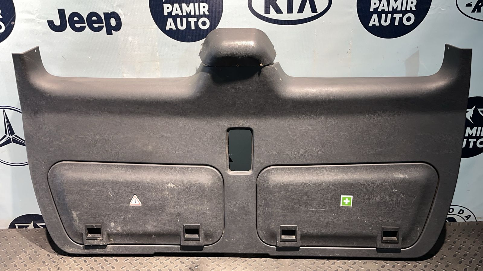 Обшивка двери багажника Mercedes M/W163 1997-2005