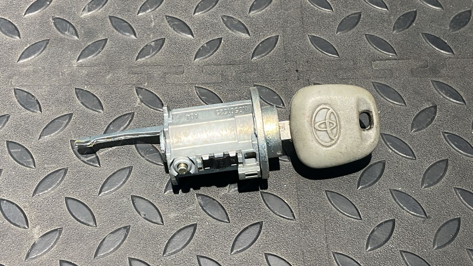 Замок зажигания Toyota Avensis/2 2003-2009