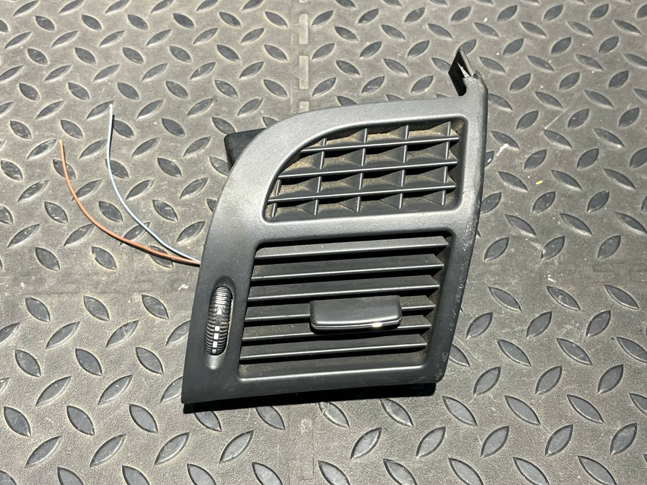 Дефлектор воздушный правый Mercedes E/W211 2002-2009