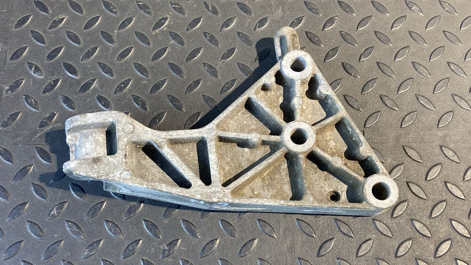 Кронштейн опоры двигателя Opel Astra/H 2004-2014